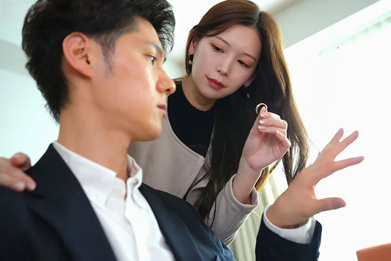 Người vợ đi đi chơi, gã chồng ở nhà bị nhỏ em vợ yêu gạ chịch không trượt phát nào